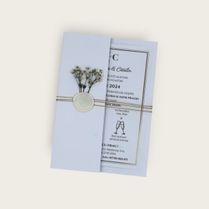 invitatie-eleganta-cu-flori-aurii-detaliu