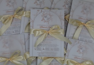 Invitație Nuntă Rotundă cu Fundiță Crem și Vellum Floral - Img 3