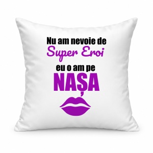 Pernă personalizată Nu am nevoie de super eroi, eu o am pe nasa, model mov