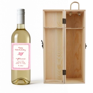 Cadou romantic de Valentine’s Day: vin personalizat cu mesaj special și cutie din lemn.