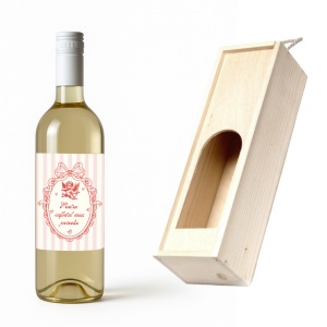 Vin roșu personalizat cu mesaj romantic, ambalat elegant în cutie din lemn natural.