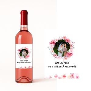 Surprinde nașa cu un vin personalizat, etichetă florală și fotografia voastră – elegant, amuzant și unic!