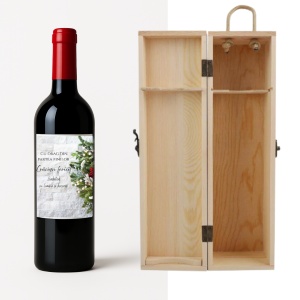 Surprinde-i pe cei dragi cu un vin personalizat de Crăciun, ambalat într-o cutie elegantă din lemn! Un cadou festiv, rafinat și plin de emoție — ideal pentru orice ocazie din sărbători.