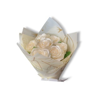 Buchet elegant ivory din trandafiri satin – rafinament și simplitate într-un cadou perfect 🤍✨
