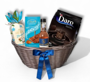 Coș Cadou Elegant cu Vin Rosé, Lindt Lindor și Ciocolată Premium – Cadou Rafinat
