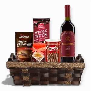 Coș Cadou pentru Ea cu Vin Roșu, Ciocolată și Lumânare – Cadou Elegant pentru Femei