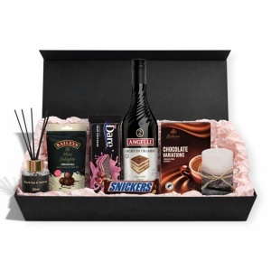 Cutie Cadou Premium cu Tiramisu, Ciocolată și Lumânare – Cadou Elegant pentru Ea sau El