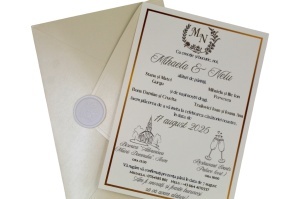 Model de invitație de nuntă personalizată, în nuanță crem, cu sigiliu de ceară alb și detalii aurii, potrivit pentru evenimente elegante și sofisticate.
