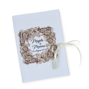Detaliu fundiță și copertă invitație tip carte crem