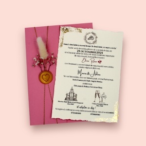 Invitație nuntă cu carton roz, sigiliu auriu și flori delicate