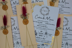 Invitație nuntă cu plic crem și flori - Img 1