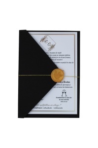 Invitație de nuntă elegantă cu design clasic în nuanțe aurii, prezentată alături de plic negru și sigiliu de ceară, realizată pentru un eveniment memorabil.
