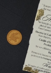 invitatie-cu-plic-negru-si-foita-aurie