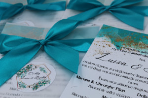 Invitație nuntă cu fontiță și sticker personalizat - Img 3