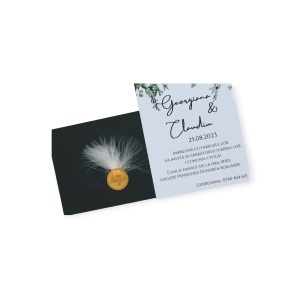 Detaliu sigiliu auriu pe plic verde – invitație nuntă elegantă