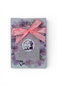 Interior invitație de nuntă florală, cu design romantic, flori delicate și text personalizat.