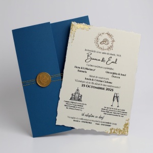 Invitație nuntă regală cu plic albastru, foiță aurie și sigiliu elegant