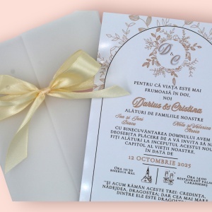 invitatie-rotunda-cu-fundita-satin-crem-si-plic-transparent