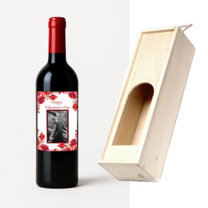Vin personalizat cu fotografie pentru Valentine’s Day, ambalat într-o cutie din lemn natural.