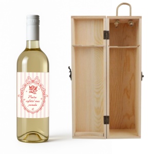 Vin roșu personalizat cu mesaj romantic, ambalat elegant în cutie din lemn.