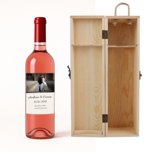 Transformă o poză într-un cadou premium! Vin personalizat pentru cupluri, ideal pentru aniversări sau amintiri frumoase.