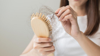 Alopecie areata – impactul emoțional și sfaturi pentru îmbunătățirea stimei de sine