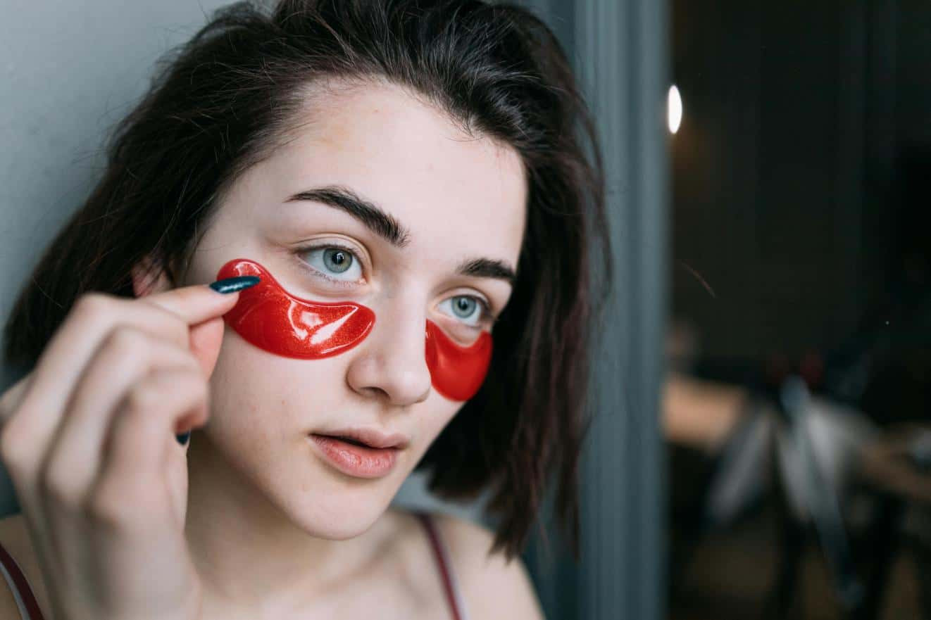 Cearcăne - femeie, produs cosmetic pentru cearcăne