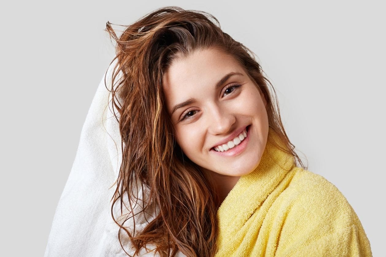 Scalp sensibil la atingere - femeie care zambeste, prosop
