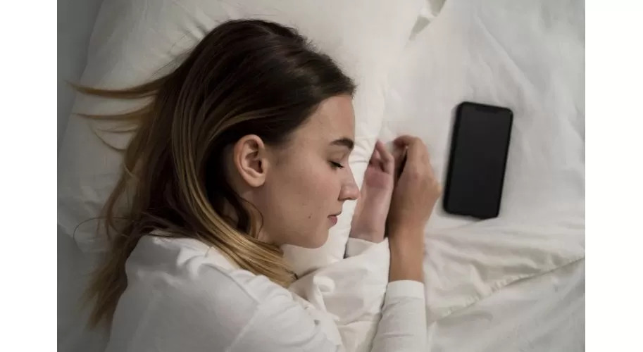 Ce se intampla daca dormi cu telefonul la cap?