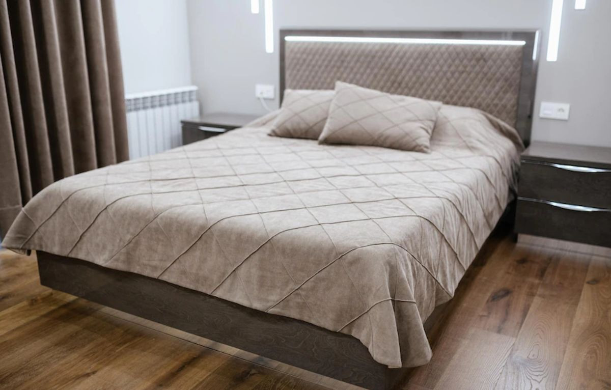 Cuverturi cu aspect premium: cum creezi un dormitor elegant fără exces