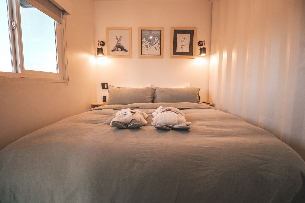 Idei de amenajare dormitor ingust + poze ᐈ Patulmeu