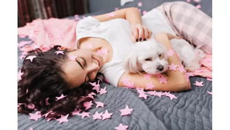 Este bine să dormi cu animalul de companie în pat? Avantaje și reguli de igienă