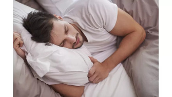 Transpirația nocturnă: cauze frecvente și când merită discutat cu medicul