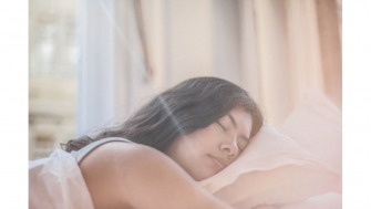 Dormitul pe burta afecteaza sanii? Iata ce spun specialistii!