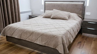 Cuverturi cu aspect premium: cum creezi un dormitor elegant fără exces