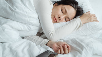 Dormitul singur: avantaje, provocări și cum îți creezi un spațiu confortabil