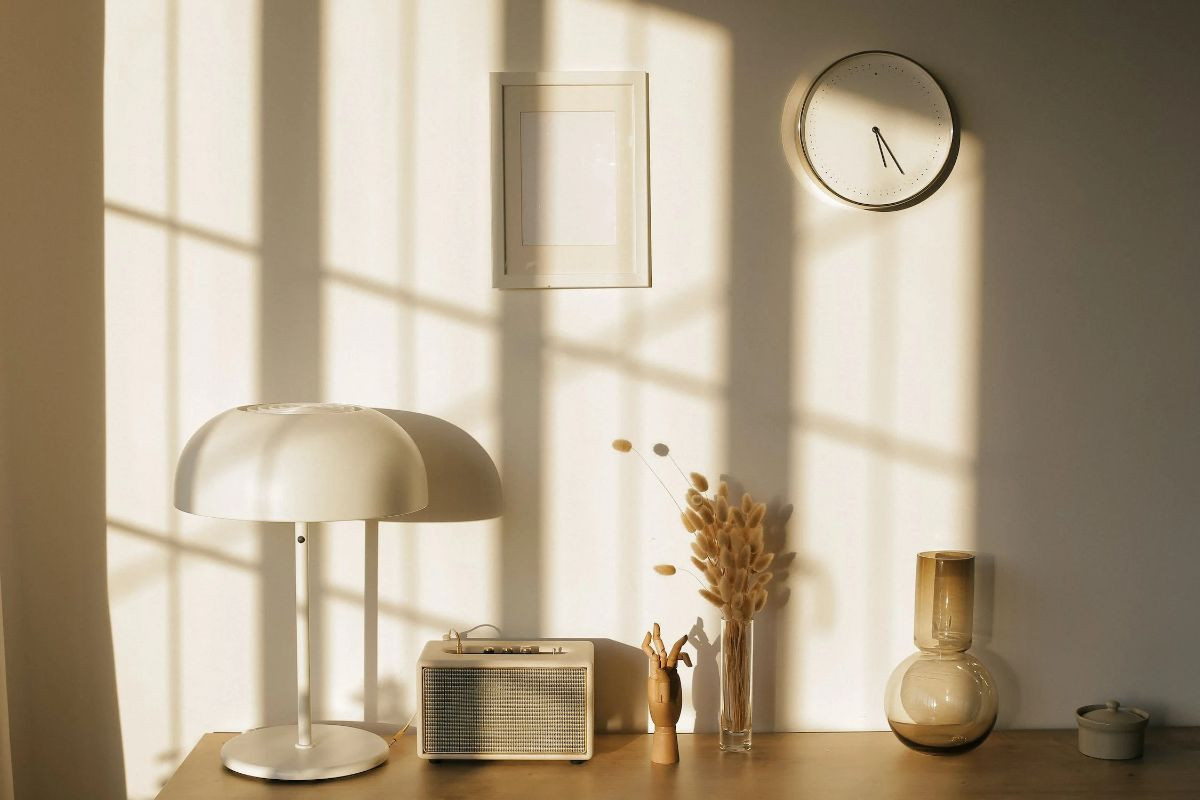 Feng Shui dormitor - lampa, tablou, vaze din sticla, ceas de perete