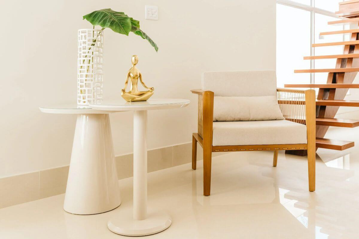 Feng Shui dormitor - scaun alb, masura alba, statueta aurie