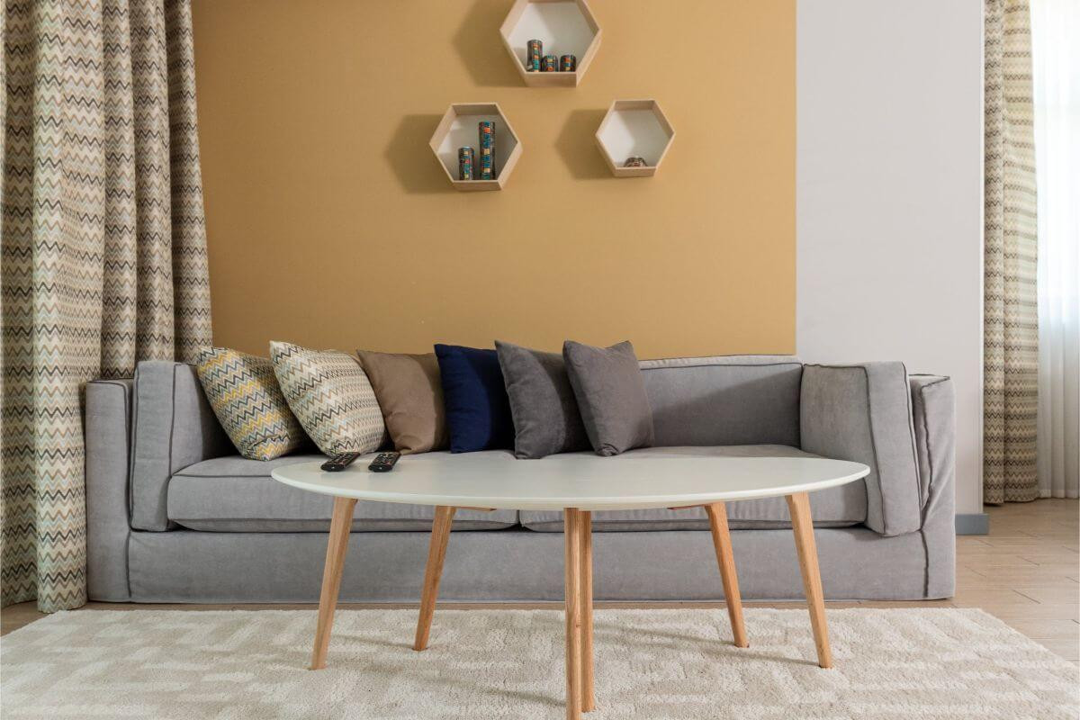 Feng Shui dormitor - canapea, perne decorative, rafturi perete, masuta de cafea