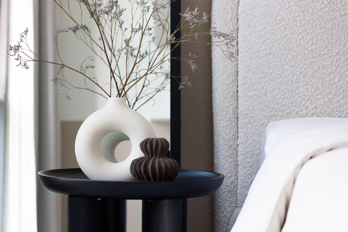 Feng Shui dormitor - masuta cu vaza alba cu flori, decoratiune mica
