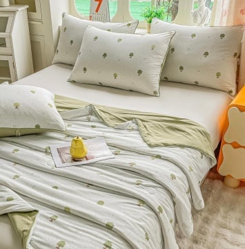 ❄️ Pilotă de Vară Cooling Touch Alb cu Verde Salvie | Imprimeu Copăcei | 200x230 cm + 2 Fețe de Pernă | JOJO HOME