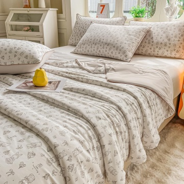 Pilotă premium de vară Cooling Touch JOJO HOME bej cu model ursuleți, desfăcută pe pat și perne asortate