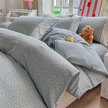 Lenjerie de Pat Ranforce 100% Bumbac Gri cu Imprimeu Floral Marunt si Dantela | 4 Piese | Cearceaf cu Elastic 180x200 cm | Jojo Home – imagine de catalog a produsului
