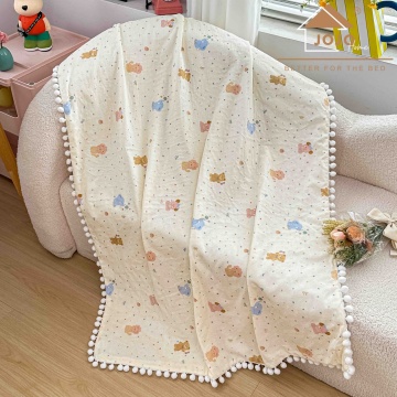 Pătură pentru bebeluși și copii, 100x150 cm, față din bumbac, verso Minky cu buline 3D, ciucurei, JoJo Home – Animăluțe pastel