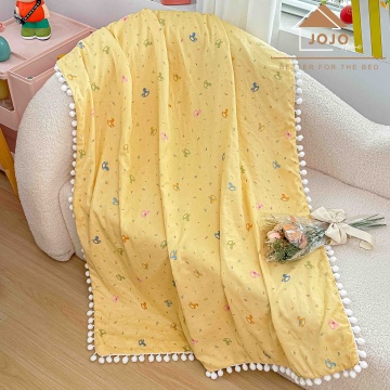 Pătură pentru bebeluși și copii, 100x150 cm, față din bumbac, verso Minky cu buline 3D, ciucurei, JoJo Home – Căluți balansoar
