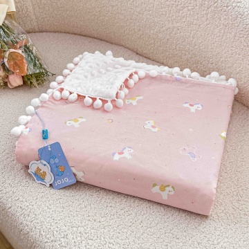 Pătură JoJo Home pentru bebeluși și copii, model Animăluțe pastel pe roz, prezentată întinsă