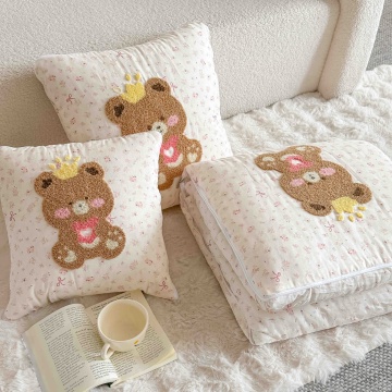 Pilotă copii și bebeluși JoJo Home 2 în 1, crem cu roz, model ursuleț cu coroană, 100x145 cm - pernă decorativă și pilotă pliată