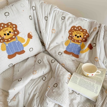 Pilotă copii și bebeluși 2 în 1 JoJo Home, gri-bej, model leu, 100x145 cm - detaliu aplicație și fermoar