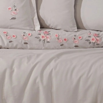 Detaliu broderie florală roz și gri pe husă de pilotă crem din poplin bumbac Ophelia Hobby Home
