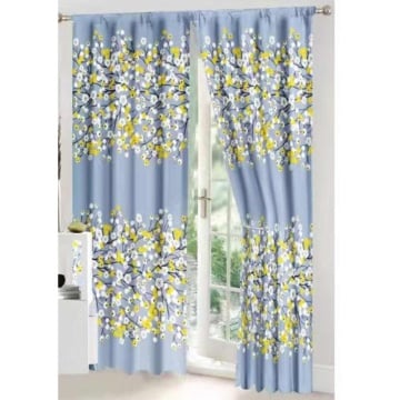 draperie de culoare galbena / albastra deschis aranjata la fereastra
